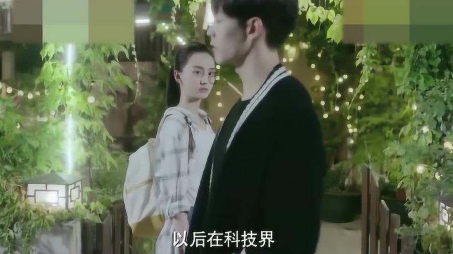 靓！乔治娜一身白色蕾丝连衣裙陪同C罗出席环球奖颁奖礼